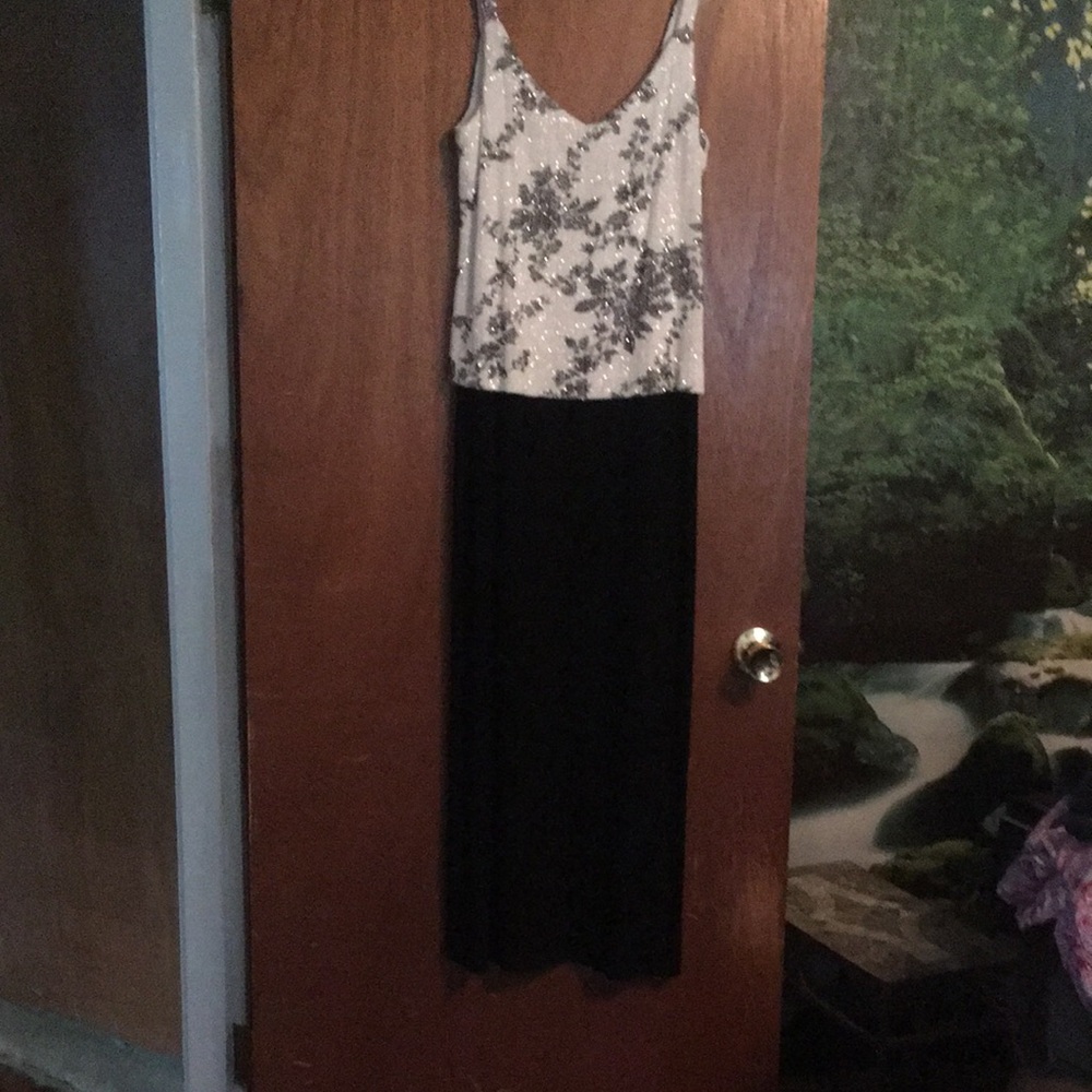 Elegant Black and White Sleeveless Maxi Sundress for Weddings